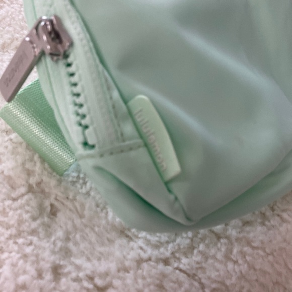 β€οΈ Lululemon Everywhere Belt Bag Mint Moment NWT - Picture 4 of 6